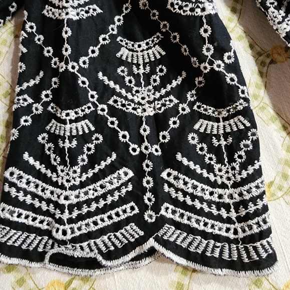 GAP Top w/embroidery sz S - Picture 5 of 6